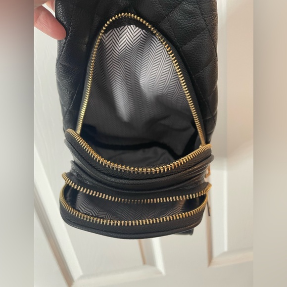 SUGU Quilted Sling Crossbody Bag - Extended Strap for plus size girlies - Picture 4 of 4